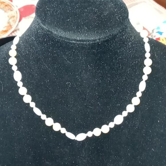 Beaded necklace - Picture 1 of 3